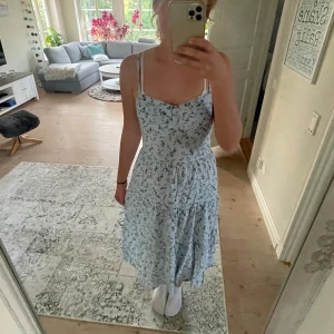Super fin sommarklänning  - Denna klänning från Hollister är i storleken s men är väldigt stretchig! Säljer då den inte kommer till användning, skriv om övriga frågor förekommer!💕☀️