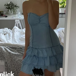 Skitsnygg jeansklänning med volanger - Jättefin jeansklänning med volanger! Köpt här på Plick men var tyvärr för stor för mig   