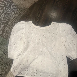Vit blus - Hej jag säljer min super snygga blus då den tycörr har blivit för stor. Det är bara att kontakta för fler bilder❤️