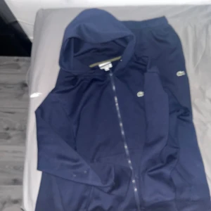 Lacoste tracksuit - Hej säljer den för att jag inte använder den längre den är äkta har tyvärr inte kvitto 