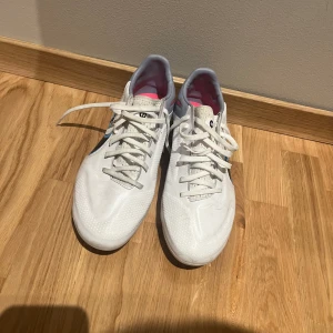 Nike tiempo fotbollskor storlek 43. - Säljer dessa Nike tiempo fotbollsskorna. Fg dobbar. Använda 2-3 ggr pga för små. Säljer för 500kr.