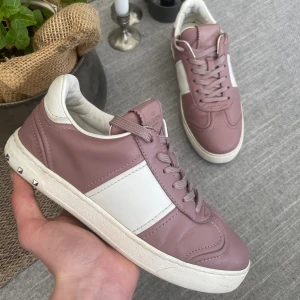 Rosa Valentino Flycrew - Säljer dessa superfina rosa läder flycrews i Storlek 37 sitter lite större | 7/10 Skick (2nitar borta) | Inget og medföljer | Hör av dig för fler bilder eller om du har någon fundering ✌️