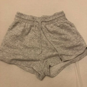 Gråa mjukis shorts - Bra till sommaren, se sista bilden innan du tänker köpa!! Pris kan diskuteras