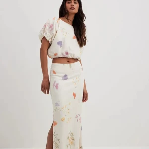 Sanna Jörnvik X NA-KD - Säljer set från NA-KD i storlek 38. Endast använd 1 gång. Jätte fin 🤍 säljer kjol och topp för 400kr