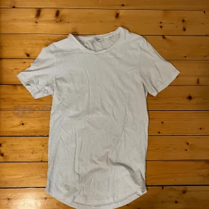 Jack and jones vit tshirt - Vit tshirt från märket jack and jones i 100% premium bomull. Storleken är M. Säljer den då den inte används ofta och är därför i mycket bra skick. Storleken är M. Pm för mer bilder och info