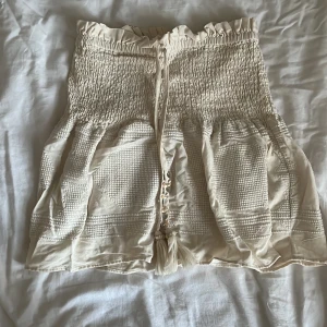 Kjol - Så söt kjol från Zara! Använd fåtal gånger, i nyskick💕benvit 