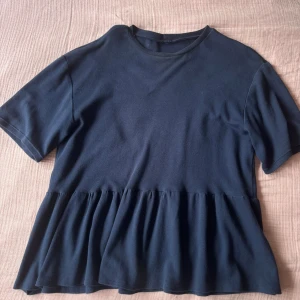 Blå tröja - Blå fin tröja med volang! Väldigt skönt material! Vet ej strl men uppskattar till en M/L🙏 postar endast❤️