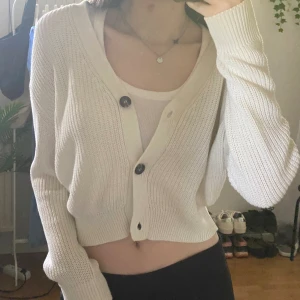 Vit kofta - Vit kofta i nyskick. Säljer då den är lite för stor för mig. Köpare står för frakt