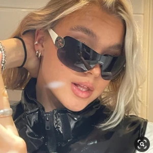 Solglasögon y2k vintage sportiga gorpcore - OBS ej dem på första bilden men sitter liknande. (Se bild 2-5 för dem aktuella glasögonen) Så coola y2k solglasögon. Köpta på vintageaffär, tecken på användning men fint skick  Kan skicka bilder hur dem ser ut på på förfrågan 💕 