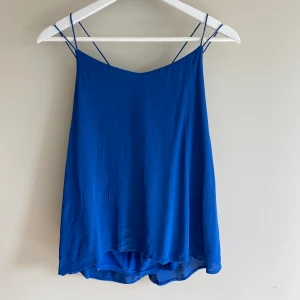 Blått linne från Massimo Dutti - Mycket fint skick. Vacker rygg med banden