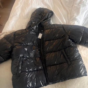 Helt Ny Jacka  - Aldrig använd  Stl.M men passar S Nypris 500kr  Kan mötas upp eller frakta