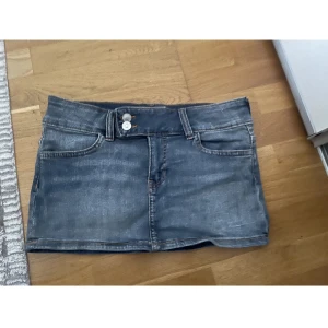 Jeans kjol - Säljer denna kjolen då den inte är till användning, användt få par gånger storleken är 40 men jag som person har storlek 36 och den passa mig perfekt även fast den storlek 40 skriv för mer bilder så skickar jag❤️