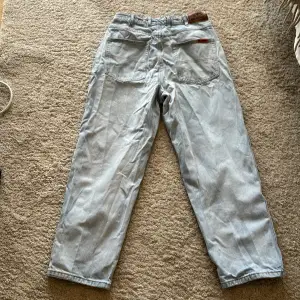 En rikigt go vid jeans modell från butter! Använda 2 gånger, liten fläck på vänster knä. Skriv om du har frågor 