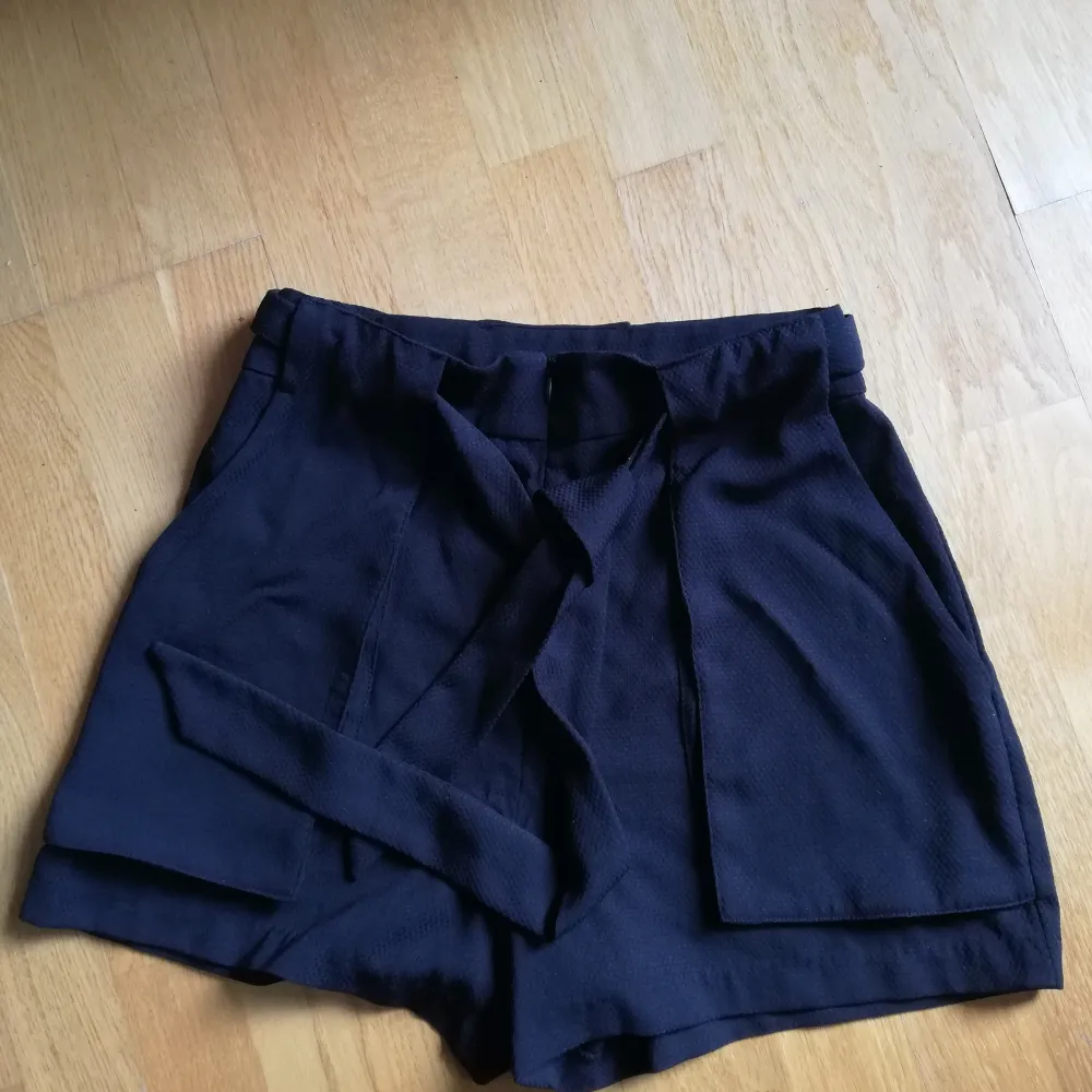 Jättefina shorts med knytband fram från Monki-knappt använda. Stora fickor. Polyester. . Shorts.