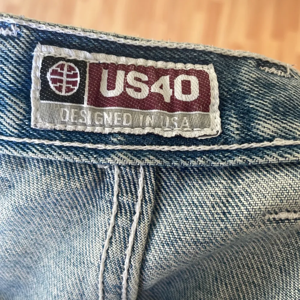 Baggy blåa alternativa jeans med skador längst ned . Jeans & Byxor.