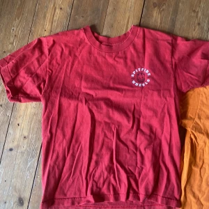 Spitfire tishor  - Tjena! Säljer 3 st Spitfire tishor i ett paket. Alla i bra kvalite. Använda men i bra skick. Röd och orange tröja i stlk youth L och vit i youth M. Köp alla 3 i ett paket. Skriv om du vill diskutera prisförslag. 