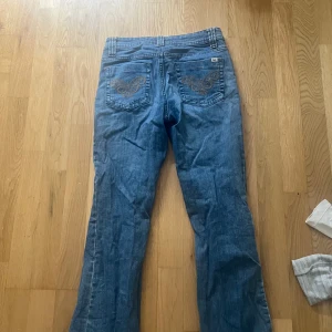 Bootcut jeans med tryck där bak - På lappen står de storlek 5, tror de skulle passa S