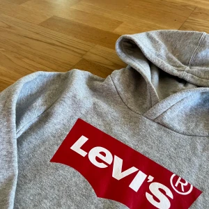 Tröja 💕💕 - Använd 3-5 gånger men den är i helt nytt skick  Priset går att diskutera 