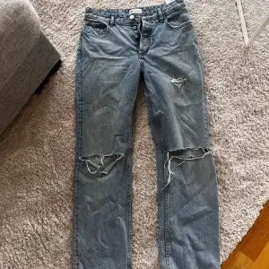 Säljer ett par as coola zara jeans med slitningar!! Storlek 38. Jättebra skick och perfekt nu till kalla sommarkvällar! Straight jeans med mid rise🙌 Frakt ingår inte i priset! Kan även mötas upp i Stockholm💕