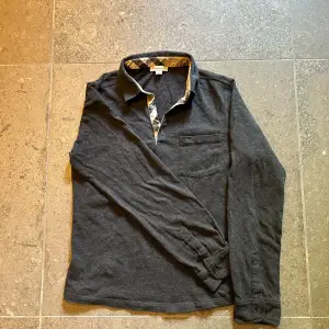 En väldigt schysst Burberry skjorta som är grå i storlek 150cm. Skriv om du har funderingar eller undrar över något!