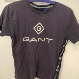 Gant t-shirt - Är sliten på tre av bokstäverna(se bild) men annars snygg. 