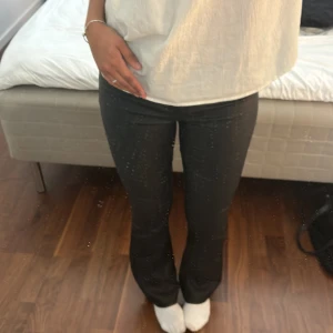 Skinnbyxor 🖤 - Snygga skinbyxor som är bootcut från only! Säljer då de inte kommer till någon användning. Bra sick!!💗
