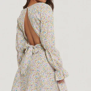 NA-KD Klänning - Oanvänd blommig NA-KD sommarklänning. Har inte kommit till användning. Långärmad men sval och perfekt för midsommar! Ursprungspris 549kr, säljer för 300kr🧡