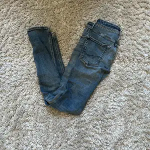 Feta blå Jack and Jones jeans i storlek 28/32 och modell skinny fit/liam. Skick 9/10 och nypris runt 800. Skriv vid funderingar💫