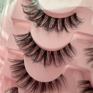 Fransar - 7-pack lösögonfransar. Aldrig använda (fortfarande inplastade). Har en genomskinlig fransrad😍 Kommer tyvärr inte till användning då jag har många andra (sista bilden är lånad från recensioner på samma fransar)