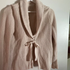 Odd Molly kofta - Gosig men stilig kofta från odd molly som inte går att köpa längre. STORLEK 2, är som M/L. Jätte bra skick eftersom den inte kommit till användning.