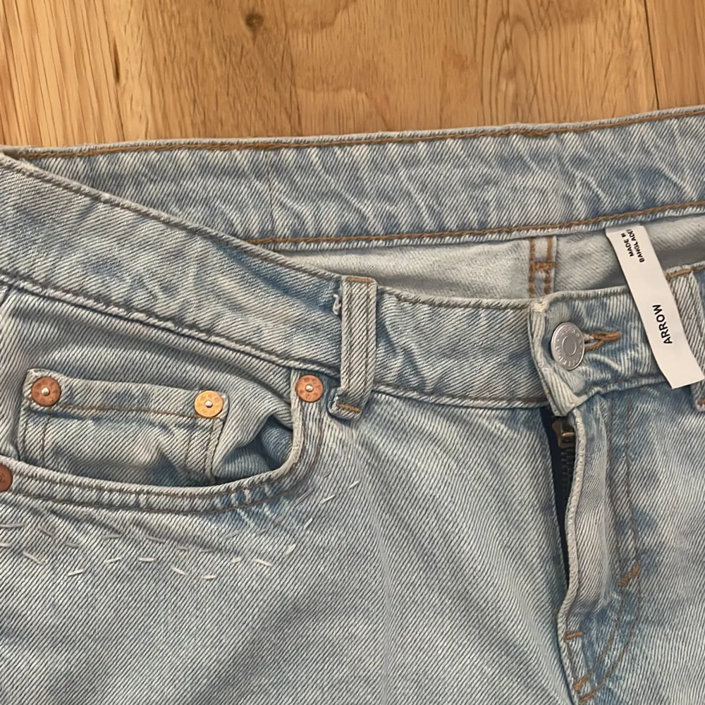 raka lågmidjade jeans från weekday i modellen arrow. Jeansen har broderier på båda de bakre fickorna samt den högra främre fickan. Jeansen är 25 inches i midjan och 30 inches i längden.. Jeans & Byxor.