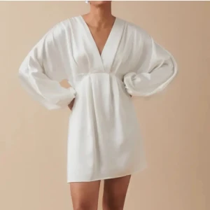 Vit klänning - Säljer denna klänningen från Ginatricot. Aldrig använd, lappen kvar. Skulle ha den på studenten men hittat en annan. Slutsåld på hemsidan❗️