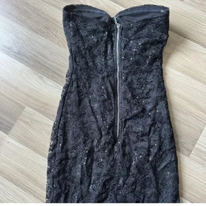 Tubklänning - Tubklänning med paljetter, dragkedja ibak. Stl 34. Förliten, så aldrig använd🖤