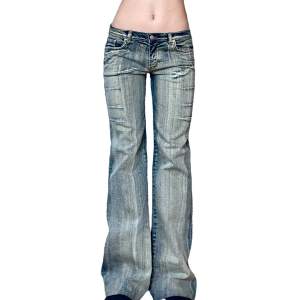 Ljusblå jeans med en unik wash och coola detaljer framifrån från miss sixty, strl M💕// midja 38cm, längd 100cm, innerbenslängd 80, benöppning 25,5cm