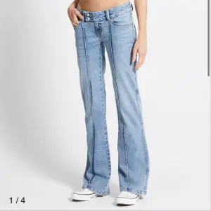 Jätte fina Lågmidjade jeans som är i bra skick förutom lite slitningar längst ner eftersom att dom är trampade på💗