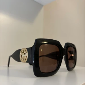 Gucci GG solglasögon  - Köpt förra året i Paris, kostade 460€  har kvitto. 460 euro > 5222 kronor.  Säljer för  2500 kronor. Bra skick, använt en sommar utomlands. 