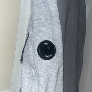 CP Company tröja - Inköpt förra året, inte använd speciellt ofta,  Storlek XL Kvitto finns