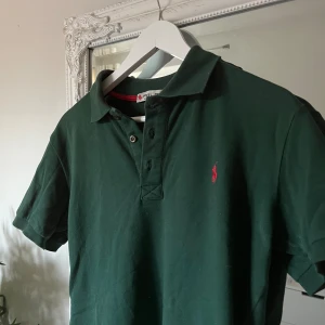 Ralph lauren piké  - Hej, jag säljer en snygg mörk grön Ralph lauren piké som är i snyggt skick, skriv för fler bilder & frågor👍