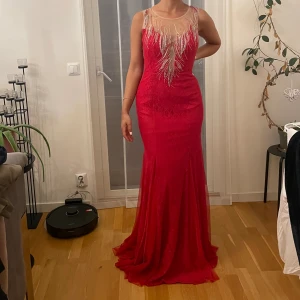 Röd festklänning 500kr - Röd festklänning med paljetter. Storlek 38. Klänningen är i bra skick. Pris går att diskuteras 