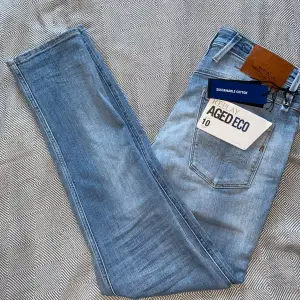 Säljer dessa Jeans från Märket Replay. Jeansen är aldrig använda, condition 10/10! Materialet är likt Hyperflex då dem sitter ungefär likadant. Den ljusa färgen passar perfekt nu till sommaren! 🙌🌳 