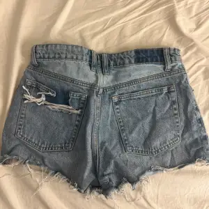 Jeans shorts från zara som knappt är använda, storlek 36, priset kan diskuteras🥰