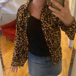 Leopard mönstrad skjorta i nyskick. Är i storlek L men sitter bra som oversized på mig som har S💗