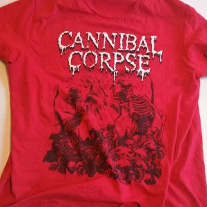 Cannibal Corpse Röd T Shirt - Knallröd Cannibal-Corpse tröja inköpt för 350 Kr. Knappt använd i bra skick  Köpt i Sound Pollution SKHLM