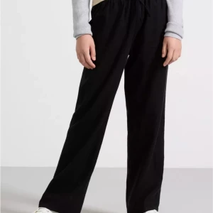 Svarta Linnebyxor  - Jättefina svarta linnebyxor från Lindex! Säljer då de inte kommer till användning och är nästintill helt oanvända. Skriv vid intresse! 💕