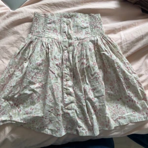 Blommig kjol - Blommig kjol från monki