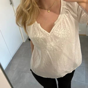 Vit blus  - Super fin vit blus från benetton i storlek Xs/S. Passar både S och Xs. Har inga som helst defekter och är i jättebra skick💗