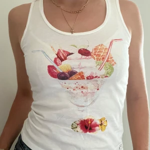 Vitt linne med glassmotiv - Vitt linne med glassmotiv i storlek XS/12 år