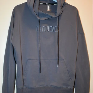 Hoodie DOYOUEVEN  - Armhåla till armhåla = 57.5cm Armhåla till handled = 46.5cm Axel till handled = 58cm Axel till axel = 43.5cm Nacke till midja = 54.5cm  Som ny Färg: gråblå Märke: Do You Even Material: Bomull och Elastan 
