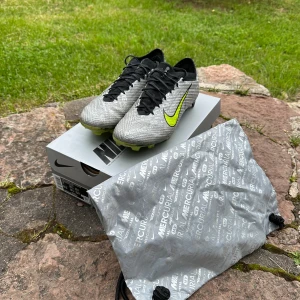 Nike zoom vapor 15 elite FG - Fotbollsskor i fint skick, använda till och från under en säsong ungefär. Inget trasigt eller liknande, självklart lite slitage och fläckar men inget som påverkar funktionen! Går helst inte mycket lägre i pris men ge ett prisförslag så får vi se.