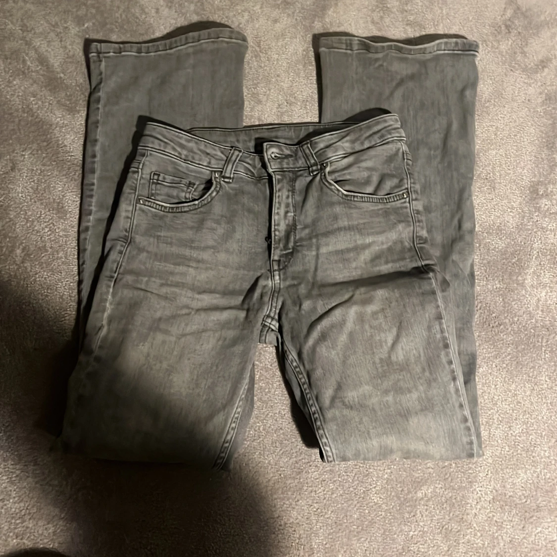 Gråa boot cut jeans - 91